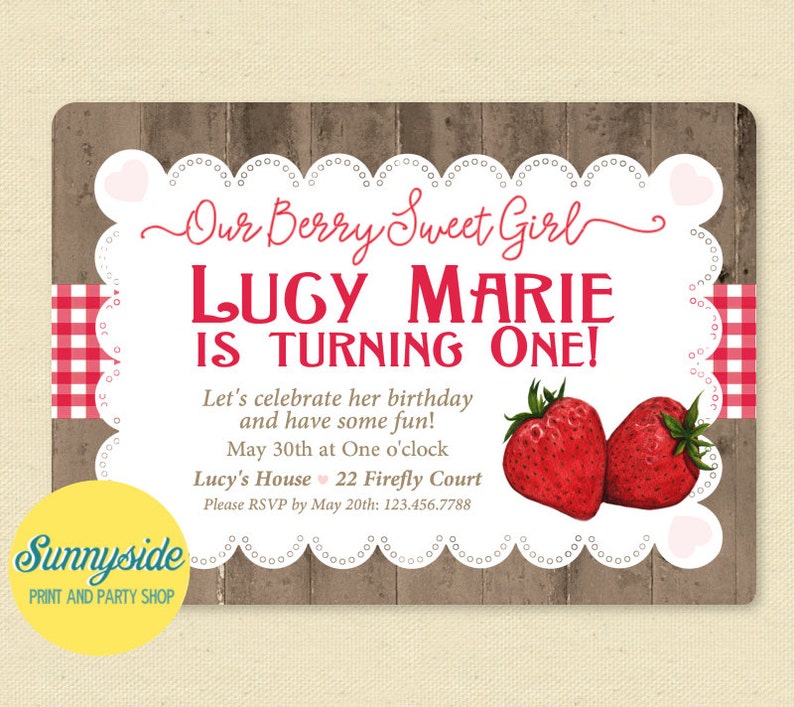 Peut inclure: Une invitation d'anniversaire sur le th&egrave;me rustique avec un motif vichy rouge et une bordure blanche festonn&eacute;e. L'invitation pr&eacute;sente le texte "Our Berry Sweet Girl Lucy Marie is Turning One!" avec un c&oelig;ur rouge et deux fraises rouges. L'invitation comprend &eacute;galement la date, l'heure et le lieu de la f&ecirc;te, ainsi qu'une demande de RSVP.