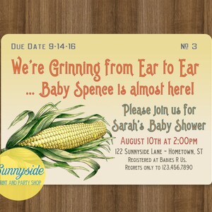 Puede incluir: Una invitaci&oacute;n a un baby shower con un fondo amarillo y una ilustraci&oacute;n de una mazorca de ma&iacute;z. El texto dice "We're Grinning from Ear to Ear... Baby Spenee is almost here!" y "Please join us for Sarah's Baby Shower".