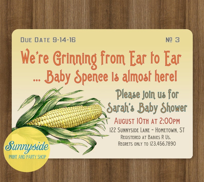 Puede incluir: Una invitaci&oacute;n a un baby shower con un fondo amarillo y una ilustraci&oacute;n de una mazorca de ma&iacute;z. El texto dice "We're Grinning from Ear to Ear... Baby Spenee is almost here!" y "Please join us for Sarah's Baby Shower".