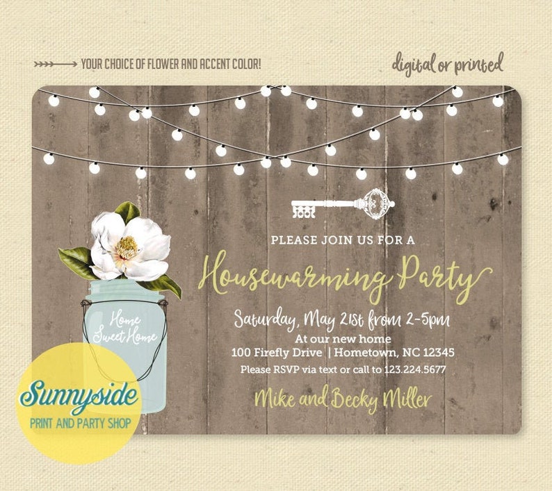 Puede incluir: Invitaci&oacute;n a una fiesta de inauguraci&oacute;n de la casa con un fondo de madera r&uacute;stica, luces blancas de cadena, una llave y un tarro de cristal con una flor de magnolia y el texto "Home Sweet Home". La invitaci&oacute;n incluye el texto "Por favor, &uacute;nase a nosotros para una fiesta de inauguraci&oacute;n de la casa", "S&aacute;bado, 21 de mayo de 2:00 a 5:00 pm", "En nuestra nueva casa", "100 Firefly Drive | Hometown, NC 12345", "Por favor, responda por mensaje de texto o llame al 123.224.5677", y "Mike y Becky Miller".