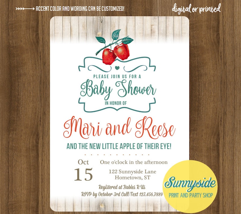 Puede incluir: Una tarjeta blanca con un fondo de madera con una ilustraci&oacute;n de una manzana roja y el texto "Por favor, &uacute;nase a nosotros para una Baby Shower en honor a Mari y Reese y la nueva peque&ntilde;a manzana de su ojo!" La tarjeta tambi&eacute;n incluye la fecha "Oct 15" y la hora "Una en punto de la tarde". La ubicaci&oacute;n se indica como "122 Sunnyside Lane Hometown, ST". La tarjeta tambi&eacute;n incluye el texto "Registrado en Babies R Us" y "RSVP antes del 3 de octubre Llamada/Texto 123.456.7889". La parte inferior de la tarjeta presenta un c&iacute;rculo amarillo con el texto "Sunnyside PRINT AND PARTY SHOP".