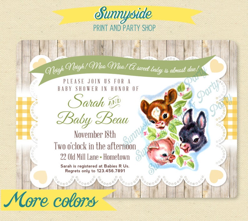 Pu&ograve; includere: Invito per baby shower in stile vintage. Il design presenta uno sfondo effetto legno chiaro, un bordo smerlato e illustrazioni di un cervo, un asino e un maiale. Il testo include i nomi "Sarah e Baby Beau" e i dettagli dell'evento.