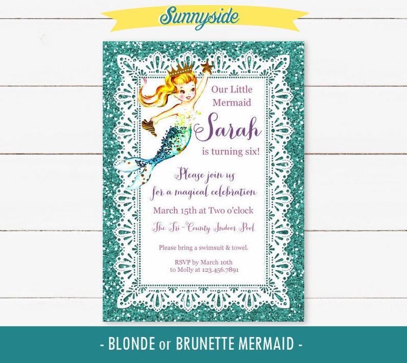 Op de afbeelding: Een turquoise glitterachtergrond met een witte kantversiering omlijst een zeemeerminillustratie. De tekst luidt "Onze kleine zeemeermin Sarah wordt zes!" en bevat details over een verjaardagsfeest.