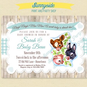 Pu&ograve; includere: Invito per baby shower con sfondo in legno rustico e bordo a quadretti azzurri. L'invito presenta illustrazioni di un cervo, un asino e un maiale. Il testo include i nomi "Sarah e Baby Beau" e i dettagli dell'evento.