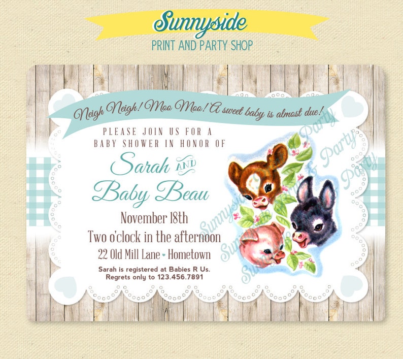 Pu&ograve; includere: Invito per baby shower con sfondo in legno rustico e bordo a quadretti azzurri. L'invito presenta illustrazioni di un cervo, un asino e un maiale. Il testo include i nomi "Sarah e Baby Beau" e i dettagli dell'evento.
