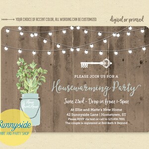 Puede incluir: Una invitaci&oacute;n r&uacute;stica a una fiesta de inauguraci&oacute;n de la casa con un fondo de madera y luces de cadena. La invitaci&oacute;n presenta un tarro de alba&ntilde;il con vegetaci&oacute;n y el texto "Home Sweet Home". El texto "Housewarming Party" est&aacute; escrito en una fuente decorativa. La invitaci&oacute;n incluye la fecha, la hora y la direcci&oacute;n de la fiesta.