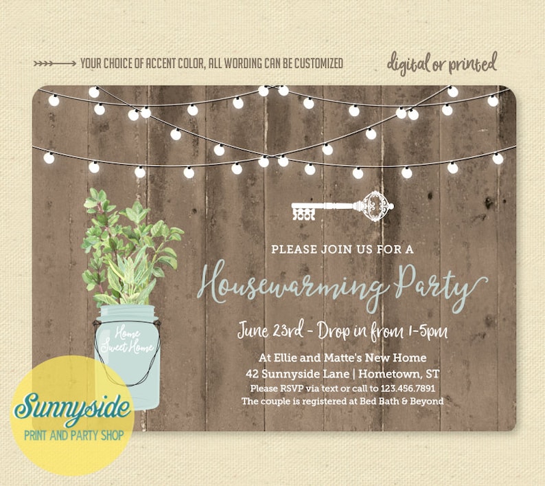 Puede incluir: Una invitaci&oacute;n r&uacute;stica a una fiesta de inauguraci&oacute;n de la casa con un fondo de madera y luces de cadena. La invitaci&oacute;n presenta un tarro de alba&ntilde;il con vegetaci&oacute;n y el texto "Home Sweet Home". El texto "Housewarming Party" est&aacute; escrito en una fuente decorativa. La invitaci&oacute;n incluye la fecha, la hora y la direcci&oacute;n de la fiesta.