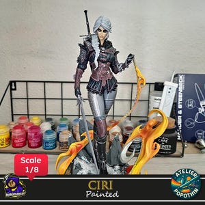 Può includere: Statuetta dipinta di Ciri da The Witcher, in piedi su una base dettagliata con una spada e una catena. La figura indossa un abito dettagliato con toni argento e bordeaux. La base ha accenti arancioni e gialli. La scala è 1/8.