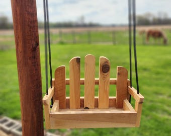 Comedero para pájaros con columpio de porche