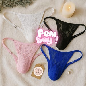 Könnte beinhalten: Vier Spitzen-Tangas in Weiß, Schwarz, Rosa und Blau werden gezeigt. Der Text "Fem boy!" ist auf dem Bild überlagert. Ein Etikett lautet "handmade with Laceboi". Eine brennende Kerze und ein kleiner Ohrring sind ebenfalls zu sehen.