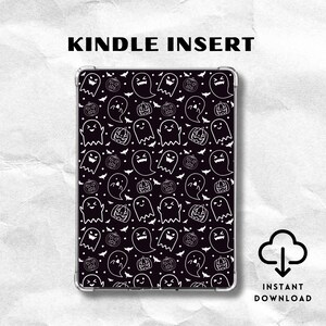 Peut inclure: Un insert pour Kindle rectangulaire avec un fond noir et un motif répétitif en lignes blanches représentant des fantômes, des citrouilles d'Halloween et des petites chauves-souris. Le texte KINDLE INSERT et une icône INSTANT DOWNLOAD sont visibles.