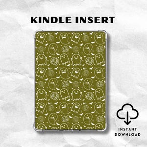 Peut inclure: Un insert pour Kindle rectangulaire avec un motif répétitif de fantômes, de citrouilles d'Halloween et de petites chauves-souris en lignes blanches sur fond vert olive. Le texte KINDLE INSERT est imprimé en noir au-dessus de l'appareil.