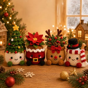 Puede incluir: Cuatro figuras navideñas de ganchillo que incluyen un árbol verde con una estrella amarilla, una flor de pascua roja, un reno marrón con astas y un muñeco de nieve blanco con un sombrero de copa negro y una bufanda a rayas rojas y blancas.