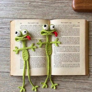 Funny Lizard Bookmark – Cute Crochet Page Marker| Stress Relief |Book Lover Accessory | Lovely gift for book lover| Back to school gift image 4