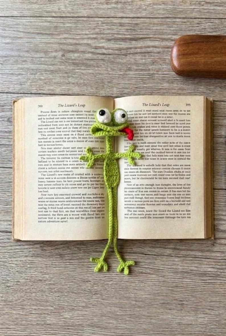 Funny Lizard Bookmark – Cute Crochet Page Marker| Stress Relief |Book Lover Accessory | Lovely gift for book lover| Back to school gift image 2