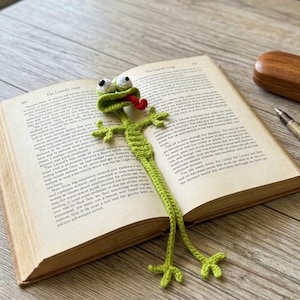Funny Lizard Bookmark – Cute Crochet Page Marker| Stress Relief |Book Lover Accessory | Lovely gift for book lover| Back to school gift image 1