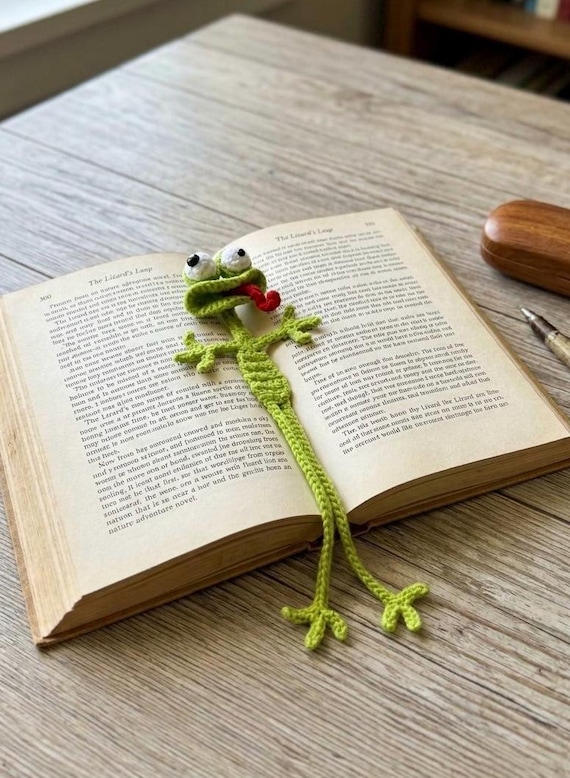 Funny Lizard Bookmark – Cute Crochet Page Marker| Stress Relief |Book Lover Accessory | Lovely gift for book lover| Back to school gift