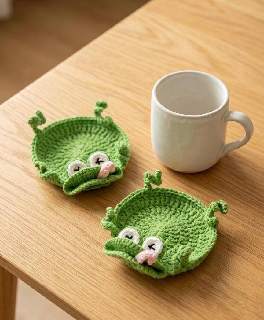 Funny Lizard Coaster – Cute Crochet Desk Buddy | Stress Relief