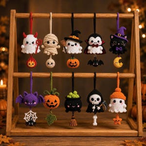 以下が含まれることがあります： ハロウィンをテーマにした10個の吊り下げ式かぎ針編みオーナメントのコレクション。悪魔の幽霊、ミイラ、魔女の幽霊、吸血鬼、黒猫、紫のコウモリ、ジャック・オー・ランタン、大釜、死神、星を持った幽霊などが含まれています。
