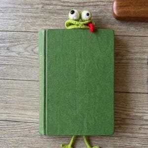 Funny Lizard Bookmark – Cute Crochet Page Marker| Stress Relief |Book Lover Accessory | Lovely gift for book lover| Back to school gift image 3
