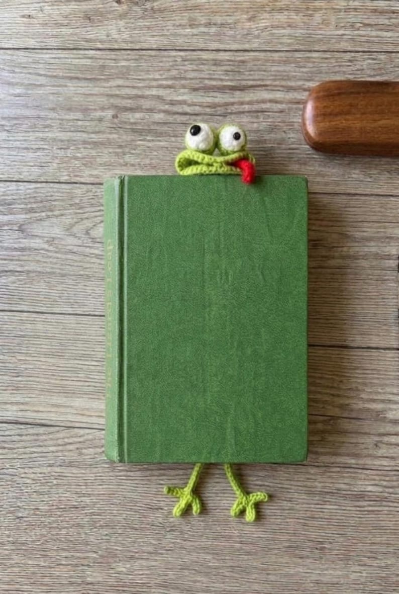 Funny Lizard Bookmark – Cute Crochet Page Marker| Stress Relief |Book Lover Accessory | Lovely gift for book lover| Back to school gift image 3