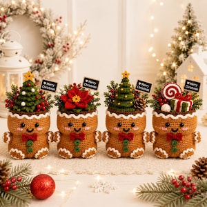 Könnte beinhalten: Vier gehäkelte Lebkuchenfiguren aus beigem Garn mit weißem Zuckerguss-Besatz, jede mit roter Fliege und grünen Knöpfen. Sie tragen festliche Arrangements aus Tannenbaum, rotem Weihnachtsstern und Geschenken sowie kleine Schilder mit der Aufschrift Merry Christmas.