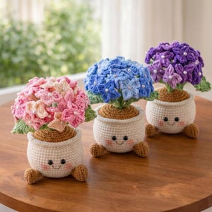 Pot de fleur d'hortensia au crochet, accessoire de bureau kawaii, plante en pot amigurumi, cadeau collègue, cadeau pour maman - elle