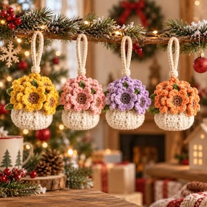 Può includere: Quattro decorazioni sospese all'uncinetto, ognuna caratterizzata da un grappolo di fiori gialli, rosa, viola o arancioni, inseriti in un vaso color crema. Ogni ornamento ha un passante coordinato color crema per essere appeso.