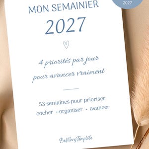 Op de afbeelding: Een witte 2027 weekplanner-sjabloon met blauwe tekst: MON SEMAINIER 2027, 4 priorités par jour pour avancer vraiment en 53 semaines pour prioriser cocher organiser avancer. Een blauwe cirkelvormige badge vermeldt 53 SEMAINES TOUTE L'ANNÉE 2027.