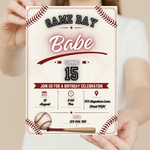 Puede incluir: Una tarjeta de invitación de cumpleaños rectangular con temática de béisbol y bordes de costuras rojas. El texto dice GAME DAY, Babe, TURNING 15, JOIN US FOR A BIRTHDAY CELEBRATION, 12 August, 9:00 PM, 123 Anywhere Lane, Street NYK y RSVP 123 456 789.