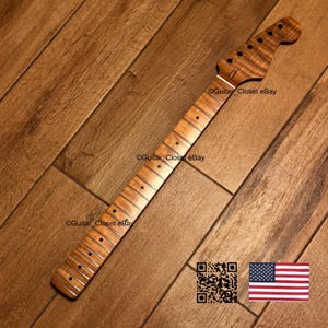 K&ouml;nnte beinhalten: Ein hellbrauner Gitarrenhals aus geflammtem Ahorn mit einem glatten Griffbrett, dunklen runden Positionsmarkierungen, Metallb&uuml;nden und einer Kopfplatte mit sechs L&ouml;chern f&uuml;r Mechaniken. Der Text Guitar_Closet eBay ist sichtbar.