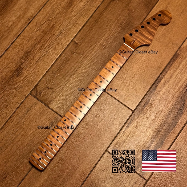 K&ouml;nnte beinhalten: Ein hellbrauner Gitarrenhals aus geflammtem Ahorn mit einem glatten Griffbrett, dunklen runden Positionsmarkierungen, Metallb&uuml;nden und einer Kopfplatte mit sechs L&ouml;chern f&uuml;r Mechaniken. Der Text Guitar_Closet eBay ist sichtbar.