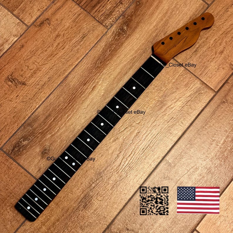 Op de afbeelding: Een gitaarhals met een donkere houten toets en een lichtere kop. De toets heeft witte stippen inleg. De kop heeft stemgatholes. De afbeelding bevat een QR-code en een kleine Amerikaanse vlag.