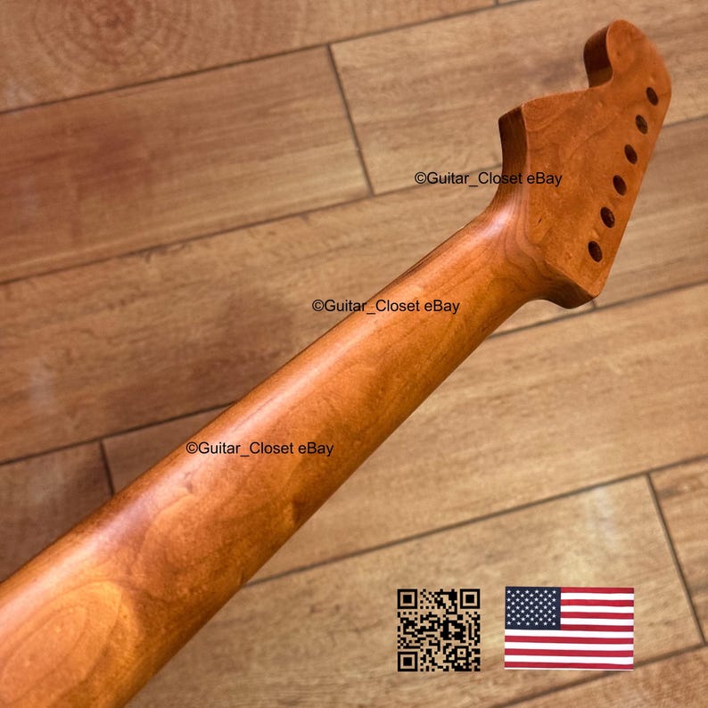 Pode incluir: Bra&ccedil;o de guitarra feito de madeira castanha clara, com um headstock com orif&iacute;cios para as cravelhas. O bra&ccedil;o tem um acabamento liso e polido. A imagem inclui um c&oacute;digo QR e a bandeira americana.