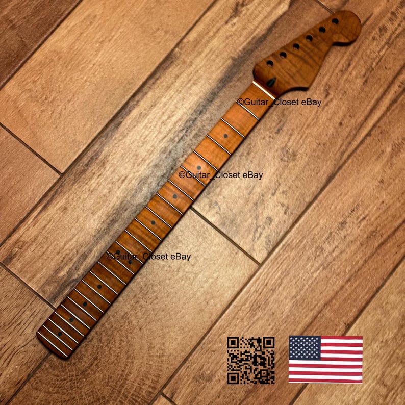 Op de afbeelding: Een gitaarhals met een natuurlijke houten afwerking. De hals heeft een kop met stemgaten en een toets met ingelegde positiemarkeringen. De afbeelding bevat de tekst "Guitar Closet eBay", een QR-code en een Amerikaanse vlag.