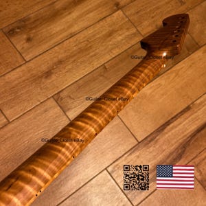 K&ouml;nnte beinhalten: Ein hellbrauner Gitarrenhals mit einer ausgepr&auml;gten Riegelahorn-Maserung. Die Kopfplatte enth&auml;lt sechs L&ouml;cher f&uuml;r die Mechaniken und die Seite des Halses zeigt kleine schwarze Positionsmarkierungen. Der Text Guitar_Closet eBay ist zu sehen.