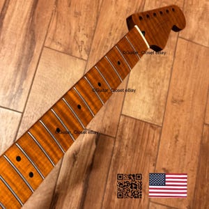 Op de afbeelding: Een gitaarhals met een natuurlijke houten afwerking. De hals heeft een kop met stemgaten en een toets met ingelegde stippen. De afbeelding bevat de tekst "Guitar Closet eBay", een QR-code en de Amerikaanse vlag.