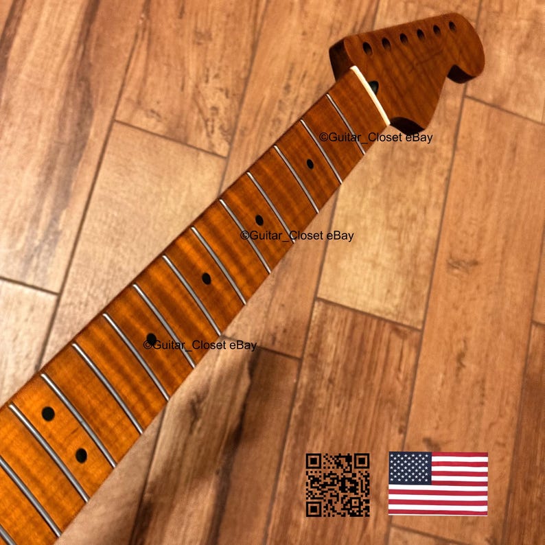 Op de afbeelding: Een gitaarhals met een natuurlijke houten afwerking. De hals heeft een kop met stemgaten en een toets met ingelegde stippen. De afbeelding bevat de tekst "Guitar Closet eBay", een QR-code en de Amerikaanse vlag.