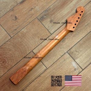 Pode incluir: Uma caneca de cer&acirc;mica branca com uma al&ccedil;a preta e o texto "But First, Coffee" em preto, com uma fonte manuscrita. A caneca est&aacute; sobre uma superf&iacute;cie branca.