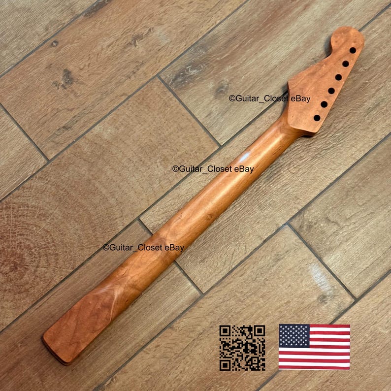 Pode incluir: Uma caneca de cer&acirc;mica branca com uma al&ccedil;a preta e o texto "But First, Coffee" em preto, com uma fonte manuscrita. A caneca est&aacute; sobre uma superf&iacute;cie branca.