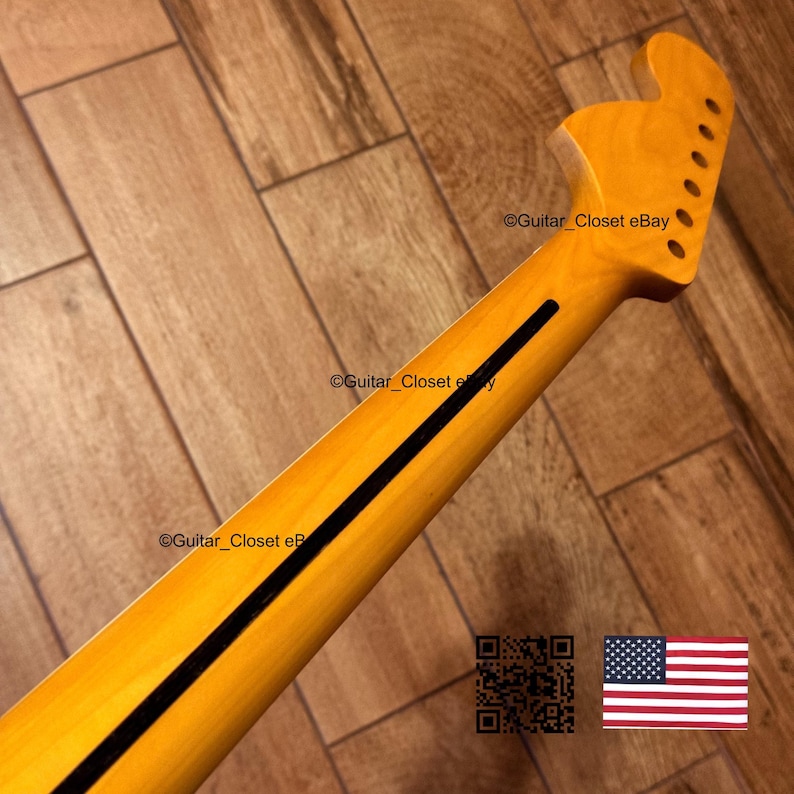 K&ouml;nnte beinhalten: Gitarrenhals mit nat&uuml;rlicher Holzoberfl&auml;che, mit einem schwarzen Streifen in der Mitte. Die Kopfplatte hat sechs L&ouml;cher f&uuml;r die Stimmwirbel. Das Bild enth&auml;lt den Text "Guitar_Closet eBay" und eine kleine amerikanische Flagge.