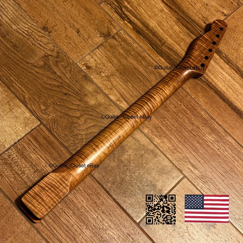 Pu&ograve; includere: Un manico per chitarra in acero fiammato marrone con un evidente motivo a venature tigrate, una paletta con sei fori per le meccaniche e un tallone. Il testo Guitar Closet eBay &egrave; visibile sul legno, insieme a un codice QR e una bandiera USA.