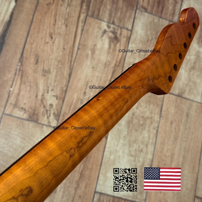 以下が含まれることがあります： 黒いハンドルと「But First, Coffee」の太字の黒い文字が入った白いセラミックマグ。 マグカップはぼやけた背景に配置され、そのクリーンなデザインを強調しています。