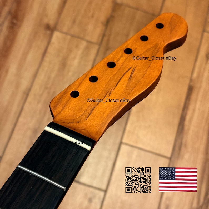 Op de afbeelding: Gitaarhals met een natuurlijke houten afwerking, zwarte fretmarkeringen en een zwarte toets. De kop heeft een klassieke vorm. De afbeelding bevat een QR-code en de Amerikaanse vlag.