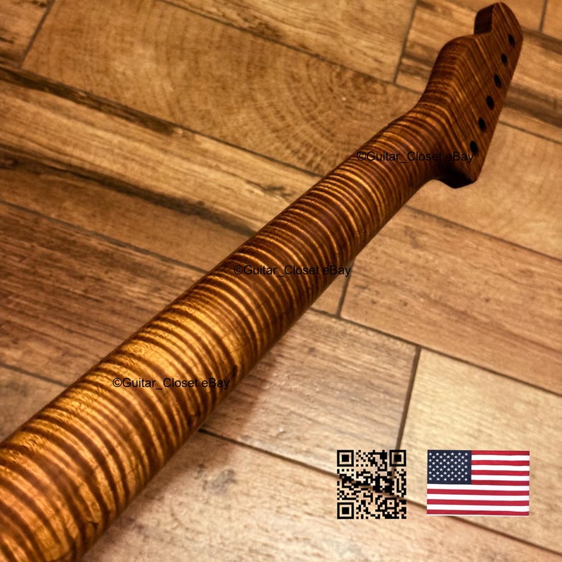 Pu&ograve; includere: Un manico di chitarra caratterizzato da un motivo a venature di legno d'acero fiammato con strisce di tigre e una calda finitura ambrata. La paletta include sei fori preforati per le meccaniche. Il testo Guitar_Closet eBay &egrave; visibile.