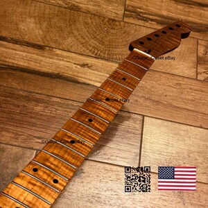 Pu&ograve; includere: Un manico di chitarra in acero fiammato con finitura ambrata calda, tasti argentati e segnatasti circolari scuri. La paletta presenta sei fori per le meccaniche. Il testo Guitar Closet eBay &egrave; visibile sulla superficie del legno.
