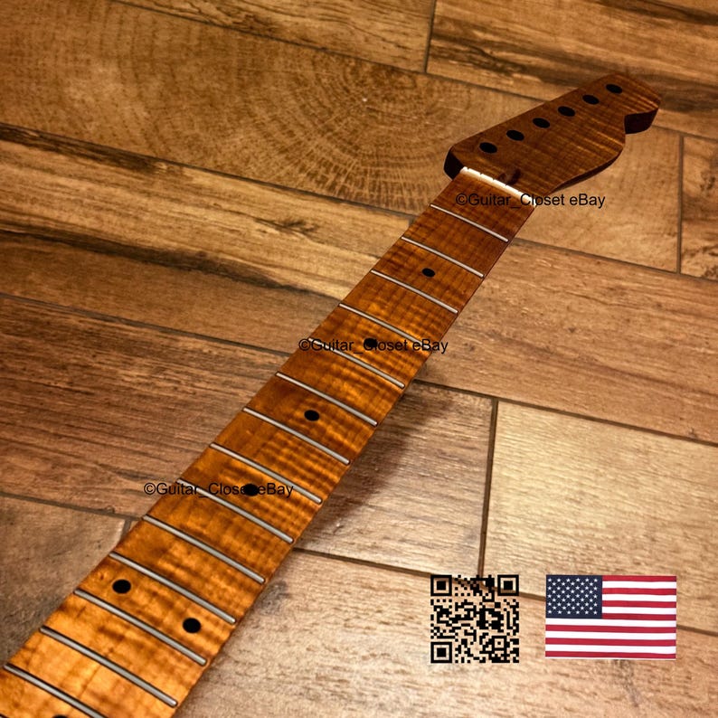 Pu&ograve; includere: Un manico di chitarra in acero fiammato con finitura ambrata calda, tasti argentati e segnatasti circolari scuri. La paletta presenta sei fori per le meccaniche. Il testo Guitar Closet eBay &egrave; visibile sulla superficie del legno.