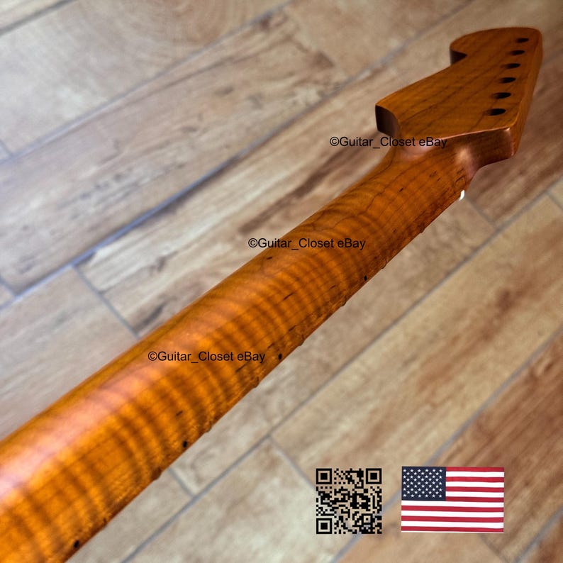 Puede incluir: Primer plano de un m&aacute;stil de guitarra de madera de arce veteado. La madera tiene un color &aacute;mbar c&aacute;lido con un patr&oacute;n de llama prominente. El clavijero presenta agujeros para las clavijas. La imagen incluye un c&oacute;digo QR y la bandera estadounidense.