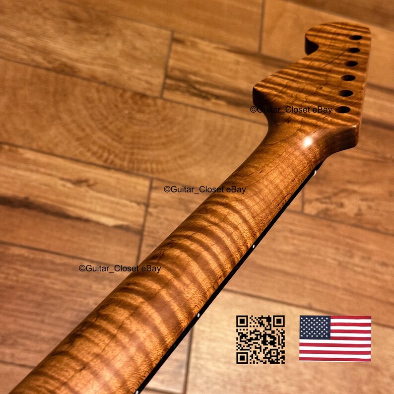 Op de afbeelding: Een gitaarhals met een opvallend tijgerstreep-patroon in het gevlamde esdoornhout met een natuurlijke amberkleurige afwerking. De kop bevat zes stemmechaniekgaten op een rij. De tekst Guitar_Closet eBay is zichtbaar op de afbeelding.