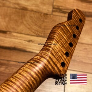 Pu&ograve; includere: Un manico di chitarra con una paletta caratterizzata da un evidente motivo a venature di legno d'acero fiammato tigrato. La paletta include sei fori circolari per le meccaniche allineati. Il testo Guitar_Closet eBay &egrave; visibile sul legno.